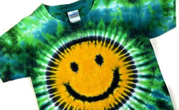 Camisetas hippies desteñidas