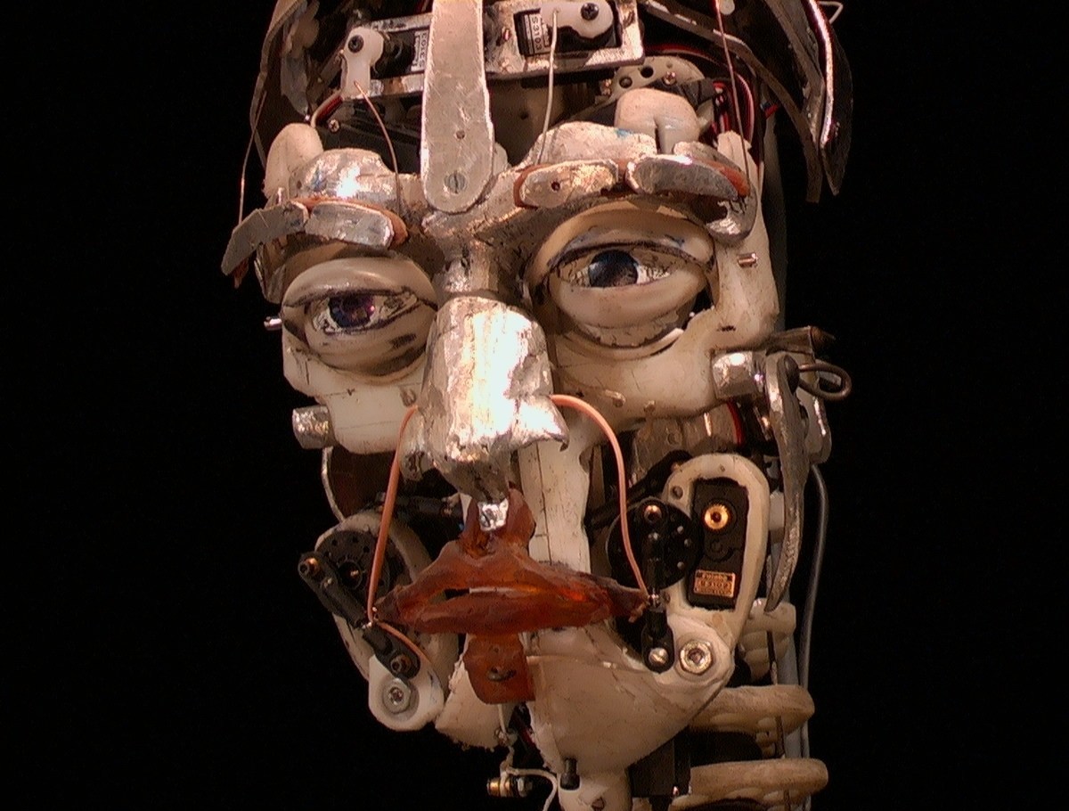 Skeletal-Reflections-de-Chico-MacMurtrie-Premio-VIDA-4.0-®-Chico-MacMurtrie-y-Amorphic-Robot-Works