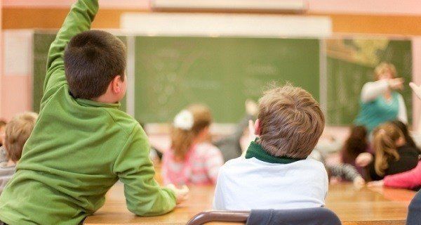 levantar mano en clase