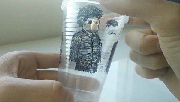 originalidad-con-vasos-de-plastico-el-juego-de-vestir