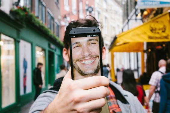 La nueva moda de los «Phonies» transforma a gente común en famosos